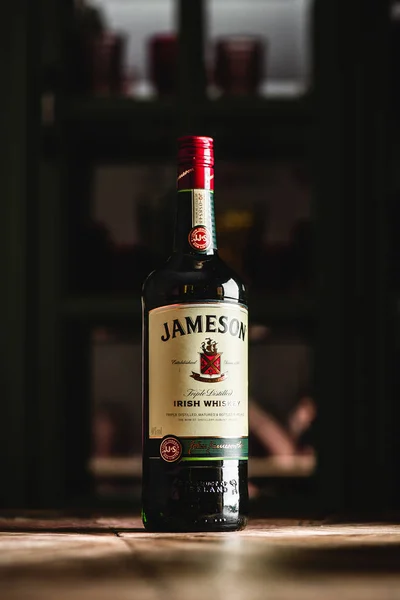 Jameson Viski Şişesi Koyu Bar Ahşap Tablo Jameson Dublin Geleneksel — Stok fotoğraf