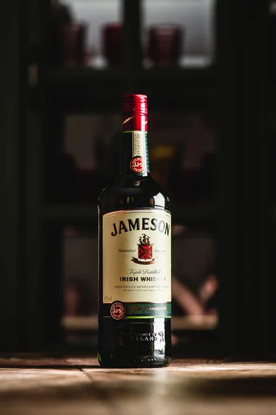 Jameson viski şişesi koyu bar ahşap tablo. Jameson Dublin geleneksel İrlanda viski bir markasıdır.