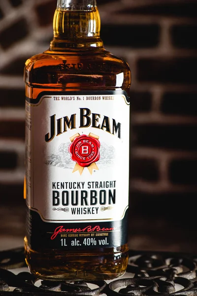 Jim Beam Burbon Şişe Bir Demir Izgara Üzerinde Jim Beam — Stok fotoğraf