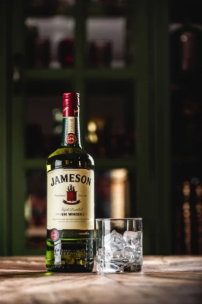 Jameson Viski Şişe Cam Buz Küpleri Koyu Bar Ahşap Tablo — Stok fotoğraf