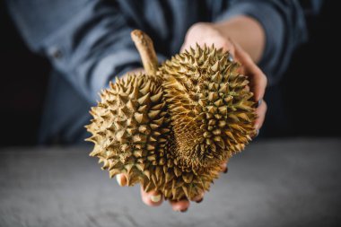 Bir kadın elinde Durian egzotik meyve Asya'dan. Beton tablo