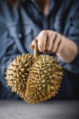 Bir kadın elinde Durian egzotik meyve Asya'dan. Beton tablo