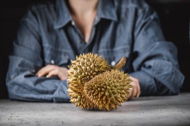 Asya Durian egzotik meyvelerden bir kadın elinde