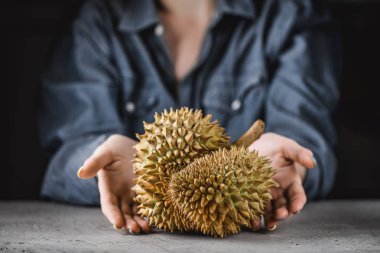 Bir kadın elinde Durian egzotik meyve Asya'dan. Beton tablo