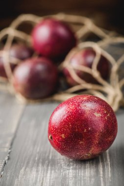 Tutku meyve veya tablo üzerinde egzotik tropik ülkeden maracuja
