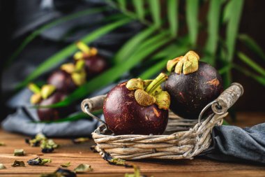 Masada tropikal ülkelerden egzotik meyve Mangosteen kraliçesi. Vitamin ile sağlıklı gıda