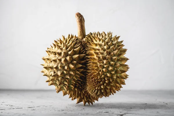 Beton masada Durian egzotik meyve Asya'dan. Karanlık anahtar