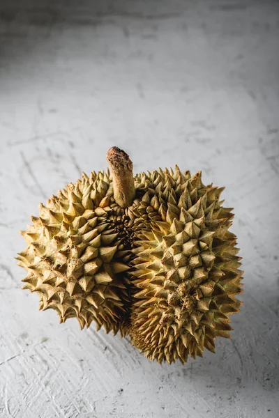 Beton masada Durian egzotik meyve Asya'dan. Karanlık anahtar