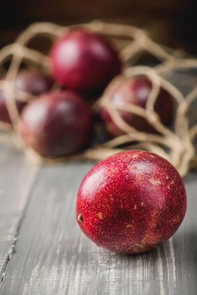 Tutku meyve veya tablo üzerinde egzotik tropik ülkeden maracuja