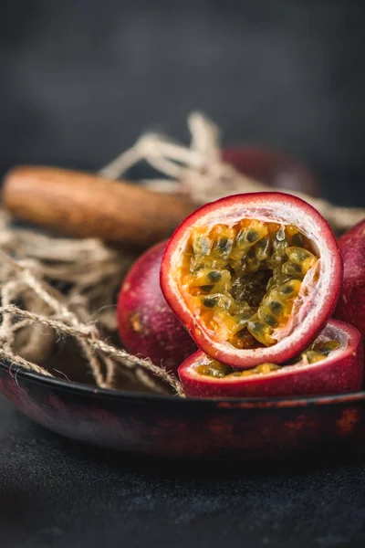 Tutku meyve veya tablo üzerinde egzotik tropik ülkeden maracuja. Tohum ve meyve suyu ile kesme hamuru