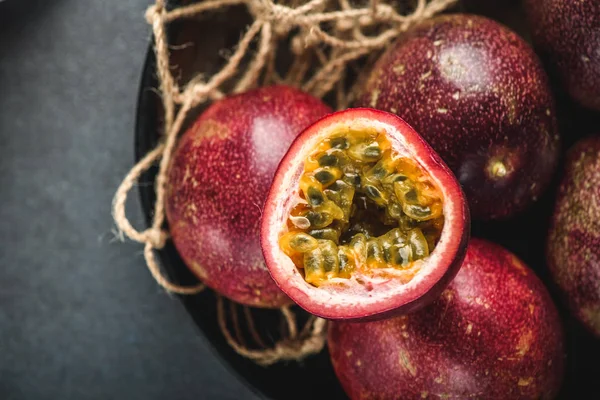 Tutku meyve veya tablo üzerinde egzotik tropik ülkeden maracuja. Tohum ve meyve suyu ile kesme hamuru
