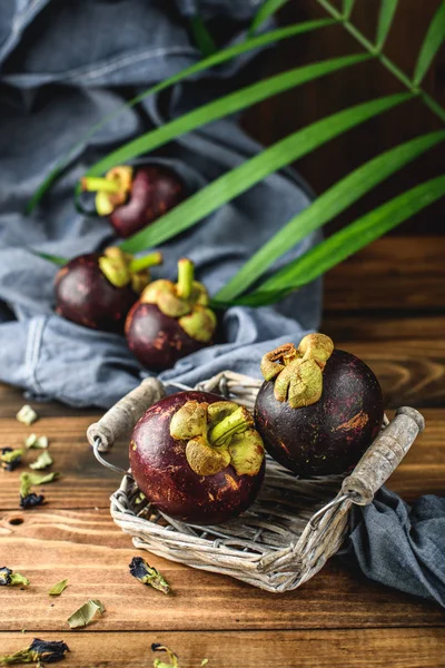 Masada tropikal ülkelerden egzotik meyve Mangosteen kraliçesi. Vitamin ile sağlıklı gıda