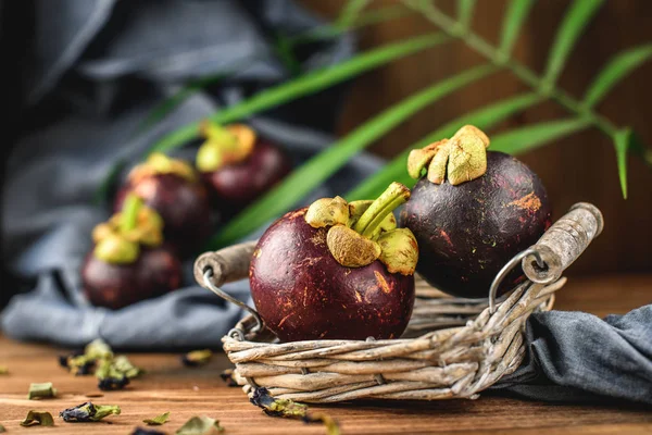 Masada tropikal ülkelerden egzotik meyve Mangosteen kraliçesi. Vitamin ile sağlıklı gıda