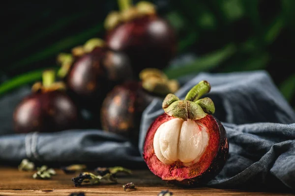 Masada tropikal ülkelerden egzotik meyve Mangosteen kraliçesi. Tatlı hamuru. Vitamin ile sağlıklı gıda