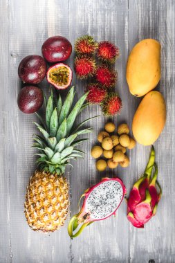 Egzotik meyve kümesi. Ananas, rambutan, tutku meyve, mango, dragon meyve, longan çeşitli tropikal meyve