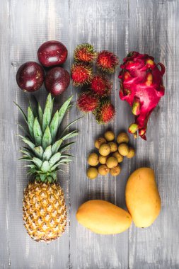 Egzotik meyve kümesi. Ananas, rambutan, tutku meyve, mango, dragon meyve, longan çeşitli tropikal meyve
