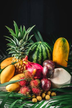 Egzotik meyve kümesi. Çeşitli tropikal meyve ananas, rambutan, tutku meyve, mango, dragon meyve, longan, Hindistan cevizi, karpuz
