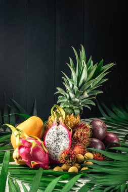 Egzotik meyve kümesi. Ananas, rambutan, tutku meyve, mango, dragon meyve, longan çeşitli tropikal meyve