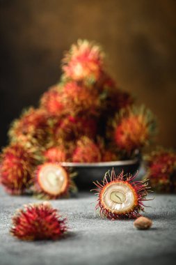 Rambutan masada tropikal ülkelerden egzotik meyve. Tatlı yarı saydam eti. Vitamin ile sağlıklı gıda