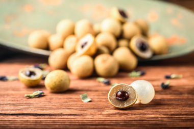 Longan masada tropikal ülkelerden egzotik meyve. Tatlı yarı saydam eti. Vitamin ile sağlıklı gıda