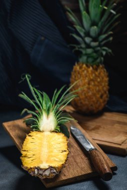 Ananas beton masada tropikal ülkelerden egzotik meyve. Kesme hamuru