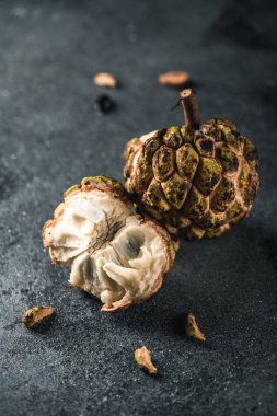 Şeker elma, Annona meyve, Cherimoya veya muhallebi apple. Masada tropikal ülkelerden egzotik meyve. Tatlı eti. Vitamin ile sağlıklı gıda