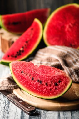 Karpuz rustik bir tablo. Kırmızı et parçalarını yakın çekim