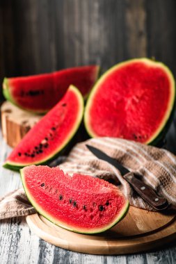 Karpuz rustik bir tablo. Kırmızı et parçalarını yakın çekim