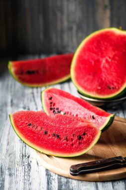 Karpuz rustik bir tablo. Kırmızı et parçalarını yakın çekim