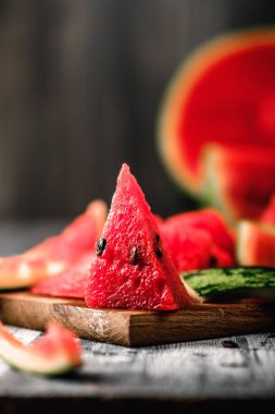 Karpuz rustik bir tablo. Kırmızı et parçalarını yakın çekim