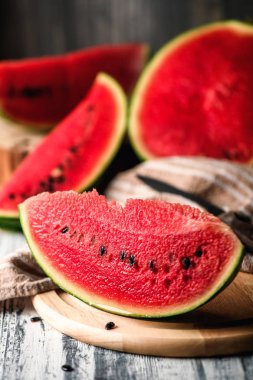 Karpuz rustik bir tablo. Kırmızı et parçalarını yakın çekim