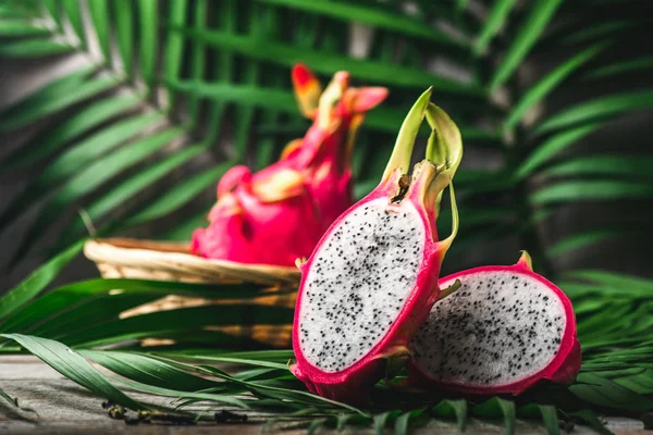 Dragon Asya egzotik meyve. Kesme eti tohumları ile