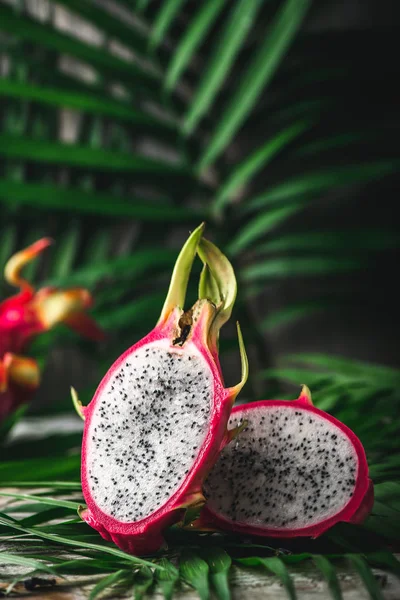 Dragon Asya egzotik meyve. Kesme eti tohumları ile