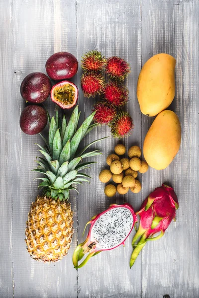 Egzotik meyve kümesi. Ananas, rambutan, tutku meyve, mango, dragon meyve, longan çeşitli tropikal meyve