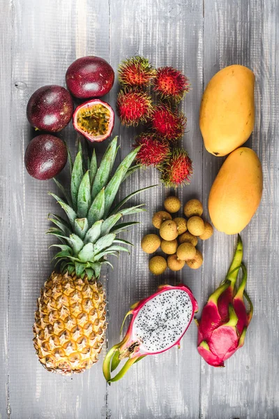 Egzotik meyve kümesi. Ananas, rambutan, tutku meyve, mango, dragon meyve, longan çeşitli tropikal meyve