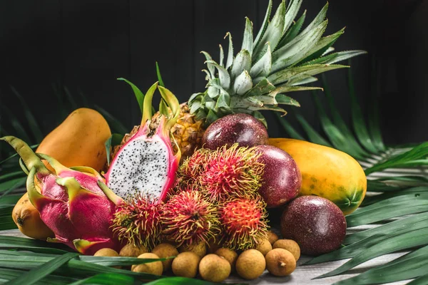 Egzotik meyve kümesi. Çeşitli tropikal meyve ananas, dragon meyve, rambutan, tutku meyve, mango, longan, papaya