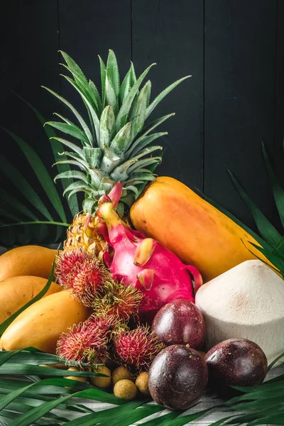Egzotik meyve kümesi. Çeşitli tropikal meyve ananas, rambutan, tutku meyve, mango, dragon meyve, longan, Hindistan cevizi