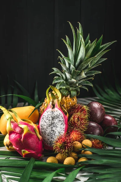 Egzotik meyve kümesi. Ananas, rambutan, tutku meyve, mango, dragon meyve, longan çeşitli tropikal meyve