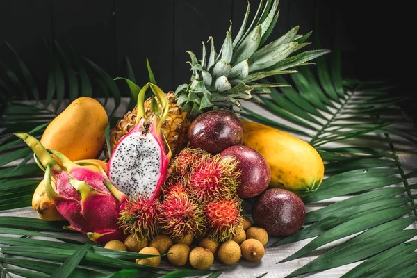 Egzotik meyve kümesi. Çeşitli tropikal meyve ananas, dragon meyve, rambutan, tutku meyve, mango, longan, papaya