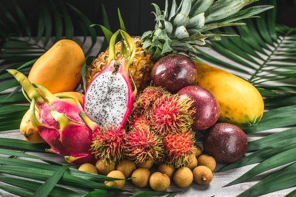 Egzotik meyve kümesi. Çeşitli tropikal meyve ananas, dragon meyve, rambutan, tutku meyve, mango, longan, papaya
