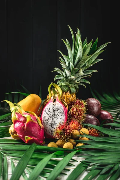 Egzotik meyve kümesi. Ananas, rambutan, tutku meyve, mango, dragon meyve, longan çeşitli tropikal meyve