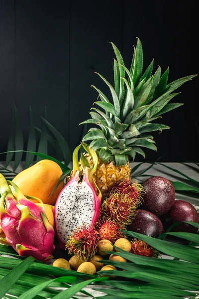 Egzotik meyve kümesi. Ananas, rambutan, tutku meyve, mango, dragon meyve, longan çeşitli tropikal meyve