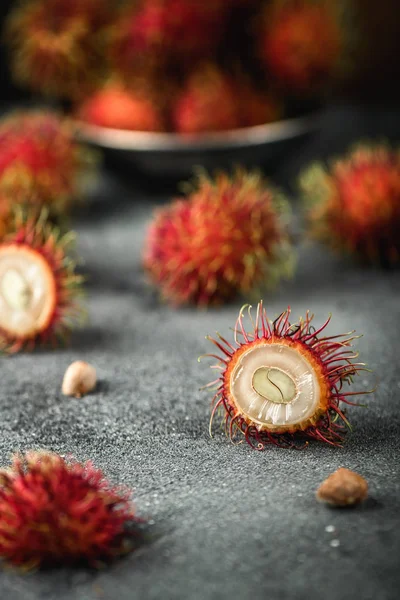 Rambutan masada tropikal ülkelerden egzotik meyve. Tatlı yarı saydam eti. Vitamin ile sağlıklı gıda