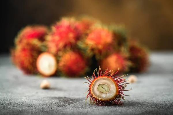 Rambutan masada tropikal ülkelerden egzotik meyve. Tatlı yarı saydam eti. Vitamin ile sağlıklı gıda