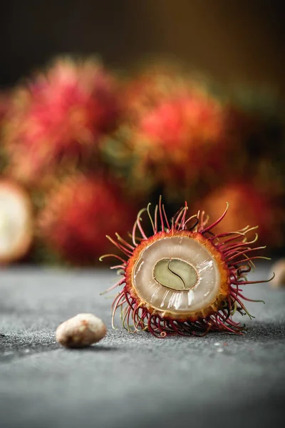 Rambutan masada tropikal ülkelerden egzotik meyve. Tatlı yarı saydam eti. Vitamin ile sağlıklı gıda