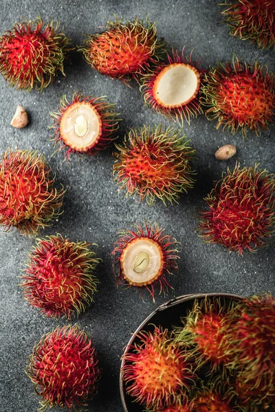 Rambutan masada tropikal ülkelerden egzotik meyve. Tatlı yarı saydam eti. Vitamin ile sağlıklı gıda