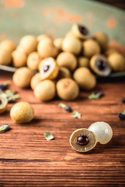Longan masada tropikal ülkelerden egzotik meyve. Tatlı yarı saydam eti. Vitamin ile sağlıklı gıda
