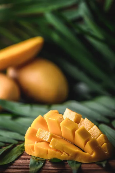 Mango masada tropikal ülkelerden egzotik meyve. Sağlıklı gıda vitamin ile. Kesme tatlı hamuru
