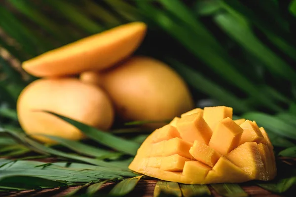 Mango masada tropikal ülkelerden egzotik meyve. Sağlıklı gıda vitamin ile. Kesme tatlı hamuru
