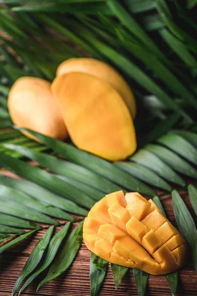 Mango Masada Tropikal Ülkelerden Egzotik Meyve Sağlıklı Gıda Vitamin Ile — Stok fotoğraf